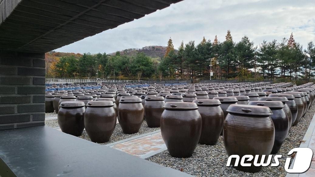 본문 이미지 - 파주장단콩웰빙마루는 올해 장독분양 신청자를 선착순 모집 중이다. (파주시청 제공)