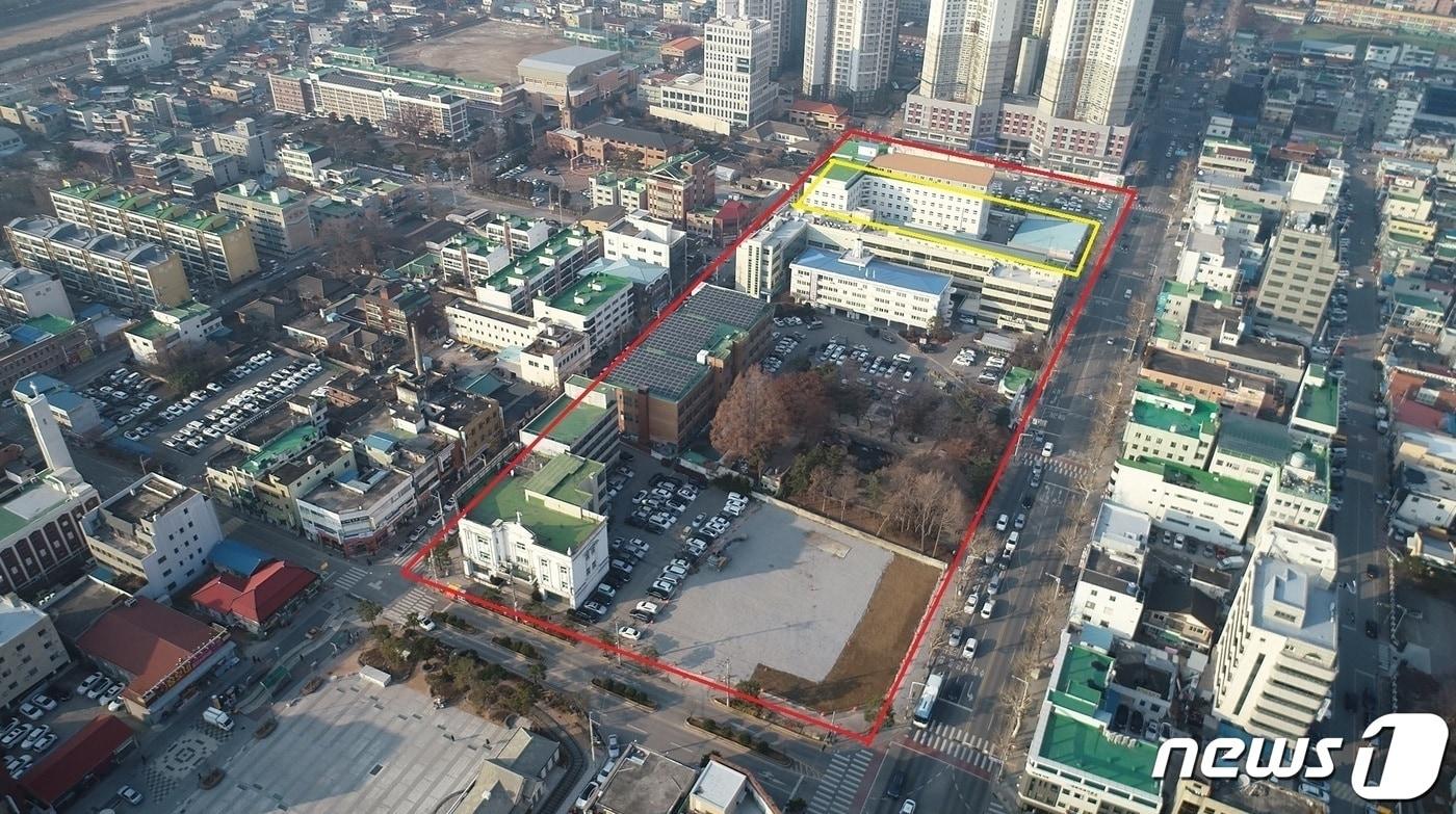 본문 이미지 - 충북 청주시청 신청사 건립 부지(빨간 선) 내 무단 점유 중인 청주병원과 상가 2곳 부지(노란 선)./뉴스1