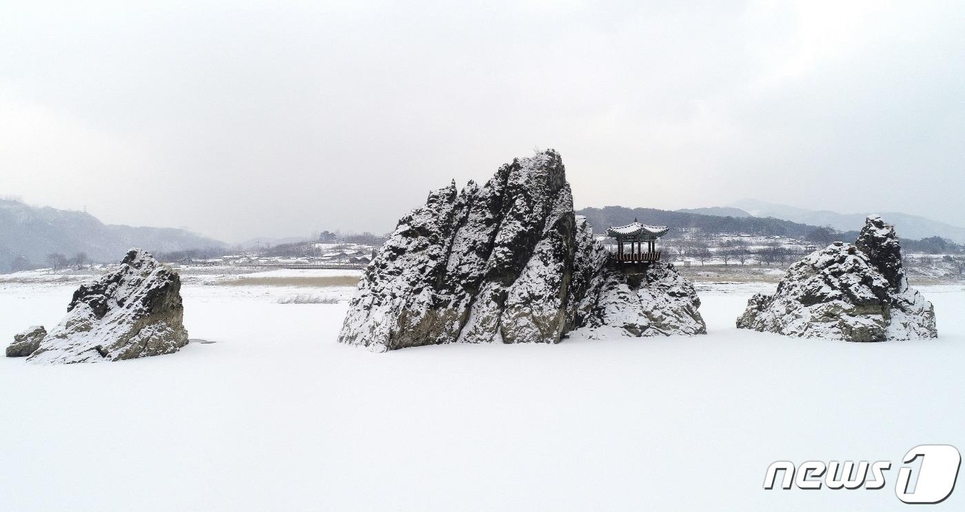본문 이미지 - 단양 도담삼봉의 설경 