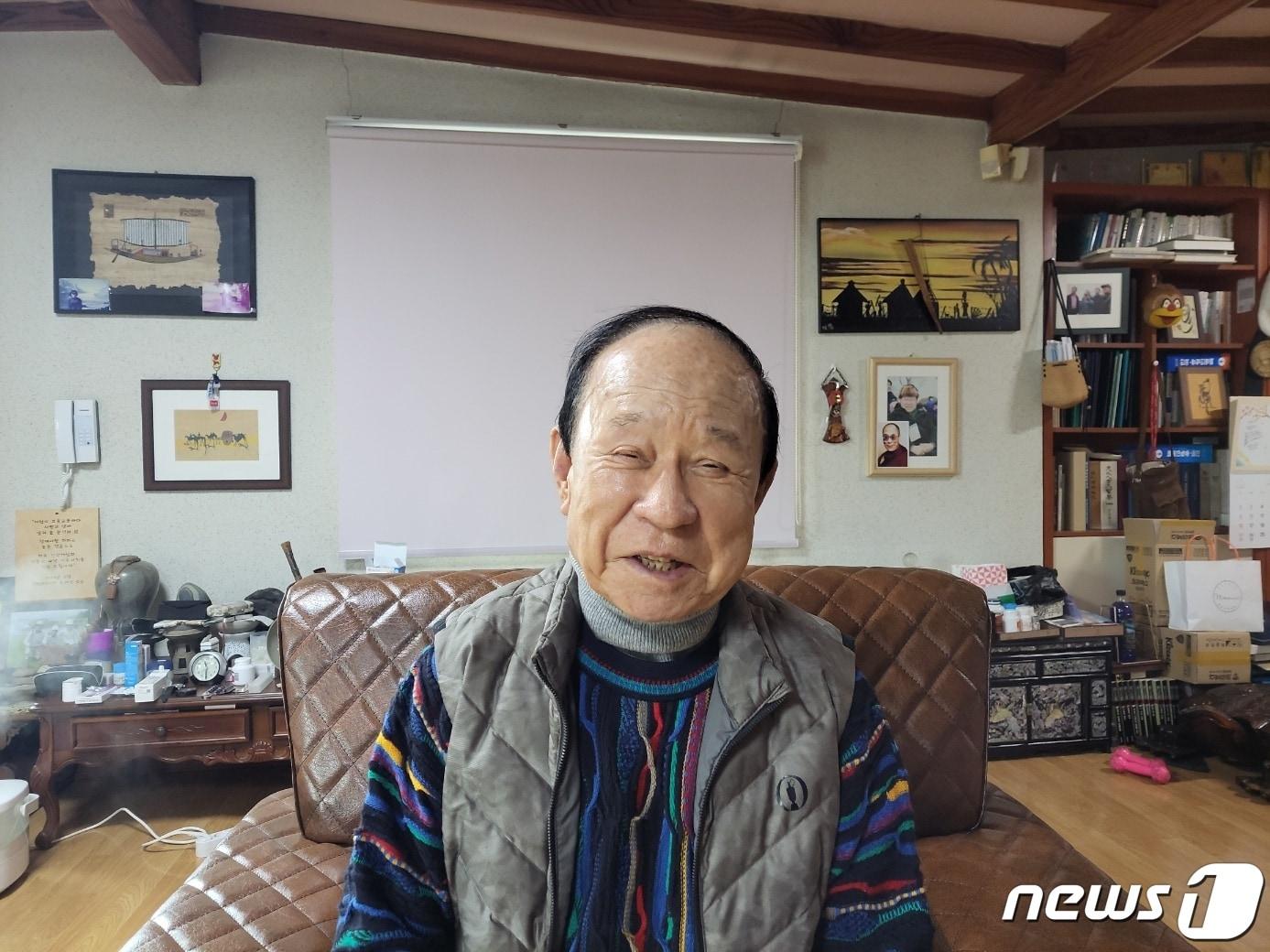 본문 이미지 - 구순을 바라보는 송만배 전 제천문화원장이 지금도 건강을 유지하는 비결에 대해 설명하며 환하게 웃고 있다. 