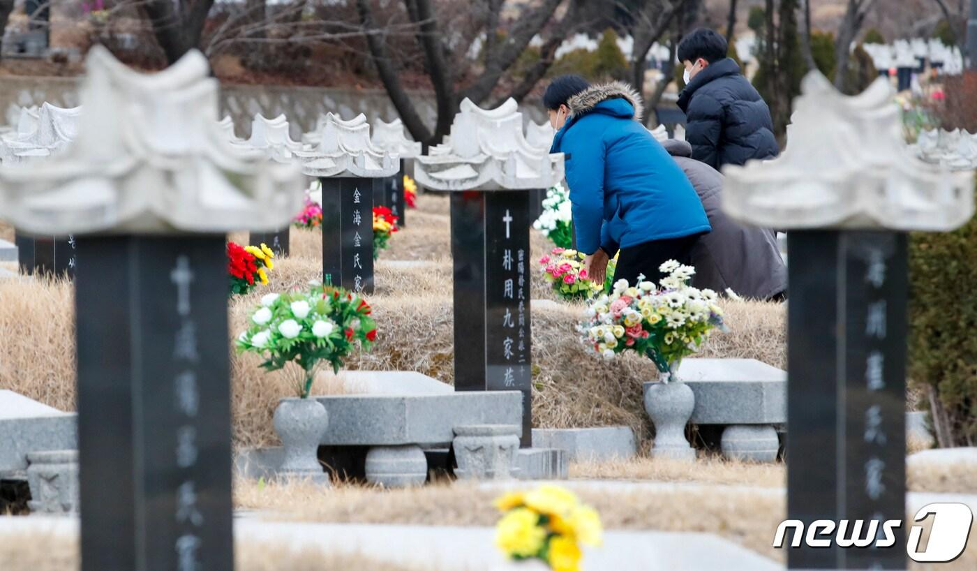 본문 이미지 - 설날인 22일 인천시 부평구 인천가족공원묘지를 찾은 성묘객들이 성묘를 하고 있다. 2023.1.22/뉴스1 ⓒ News1 김도우 기자