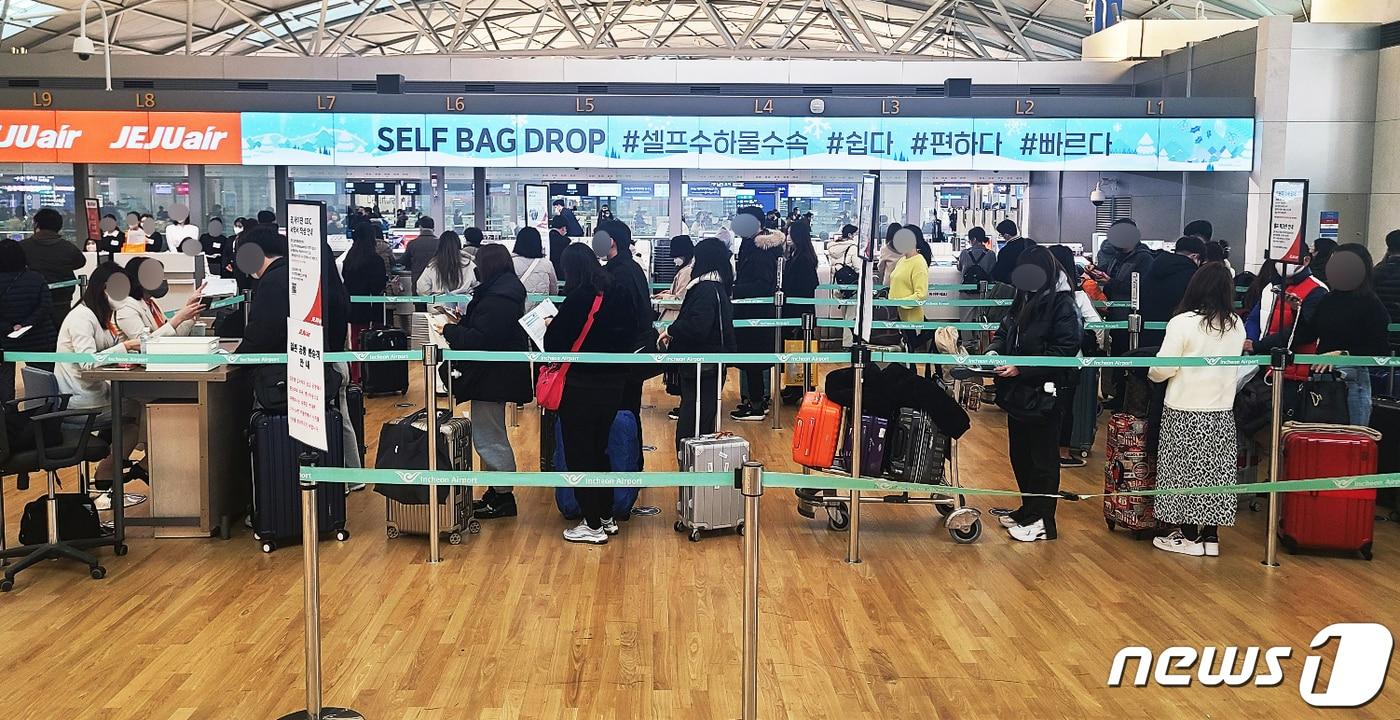 본문 이미지 - 22일 인천국제공항 제1터미널 출국장에서 여행객들이 출국 수속을 하고 있다. 2023.1.22/뉴스1