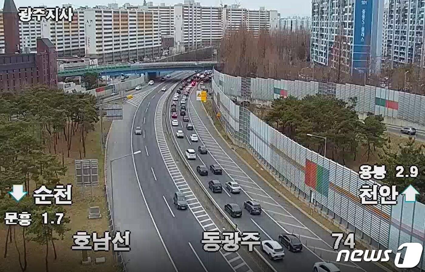 본문 이미지 - 22일 오후 광주에서 출발하는 서울 방면 호남고속도로 동광주 IC 인근이 혼잡한 상태를 보이고 있다. (국토교통부 CCTV) 2023.1.22./뉴스1