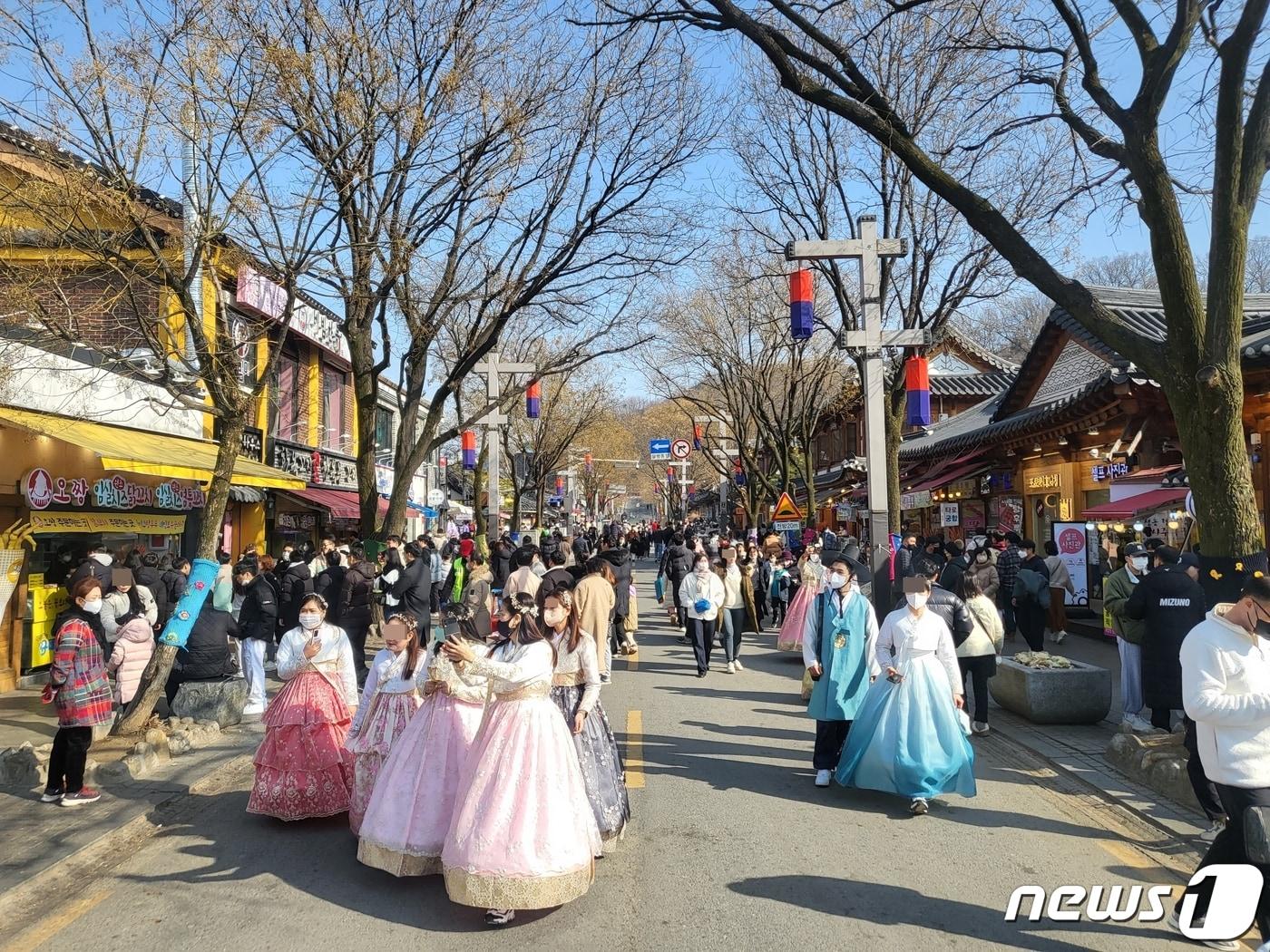 본문 이미지 - 23일 오후 전북 전주한옥마을에서 관광객들이 명절 연휴를 만끽하고 있다.2023.1.23/뉴스1 ⓒ News1 강교현기자 ⓒ News1 강교현 기자