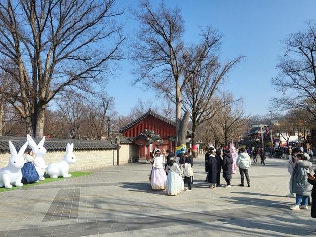 본문 이미지 - 전북 전주한옥마을 내 경기전 일원에서 관광객들이 휴일을 만끽하고 있다. ⓒ News1 강교현기자 