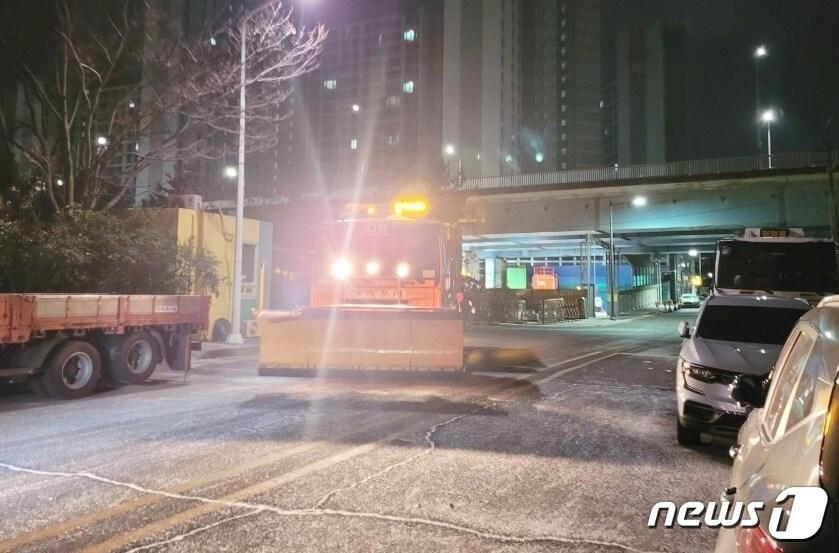 본문 이미지 - 기상청이 오는 25일 오전까지 광주전남 지역에 5~20㎝, 많은 곳은 최대 30㎝ 이상의 폭설을 예보한 가운데 목포시가 본격적으로 눈이 내리기 전인 24일 오전 3시부터 가용한 제설차량을 모두 동원해 제설제 사전살포를 하고 있다.(목포시 제공)2023.1.24/뉴스1 ⓒ News1 박진규 기자