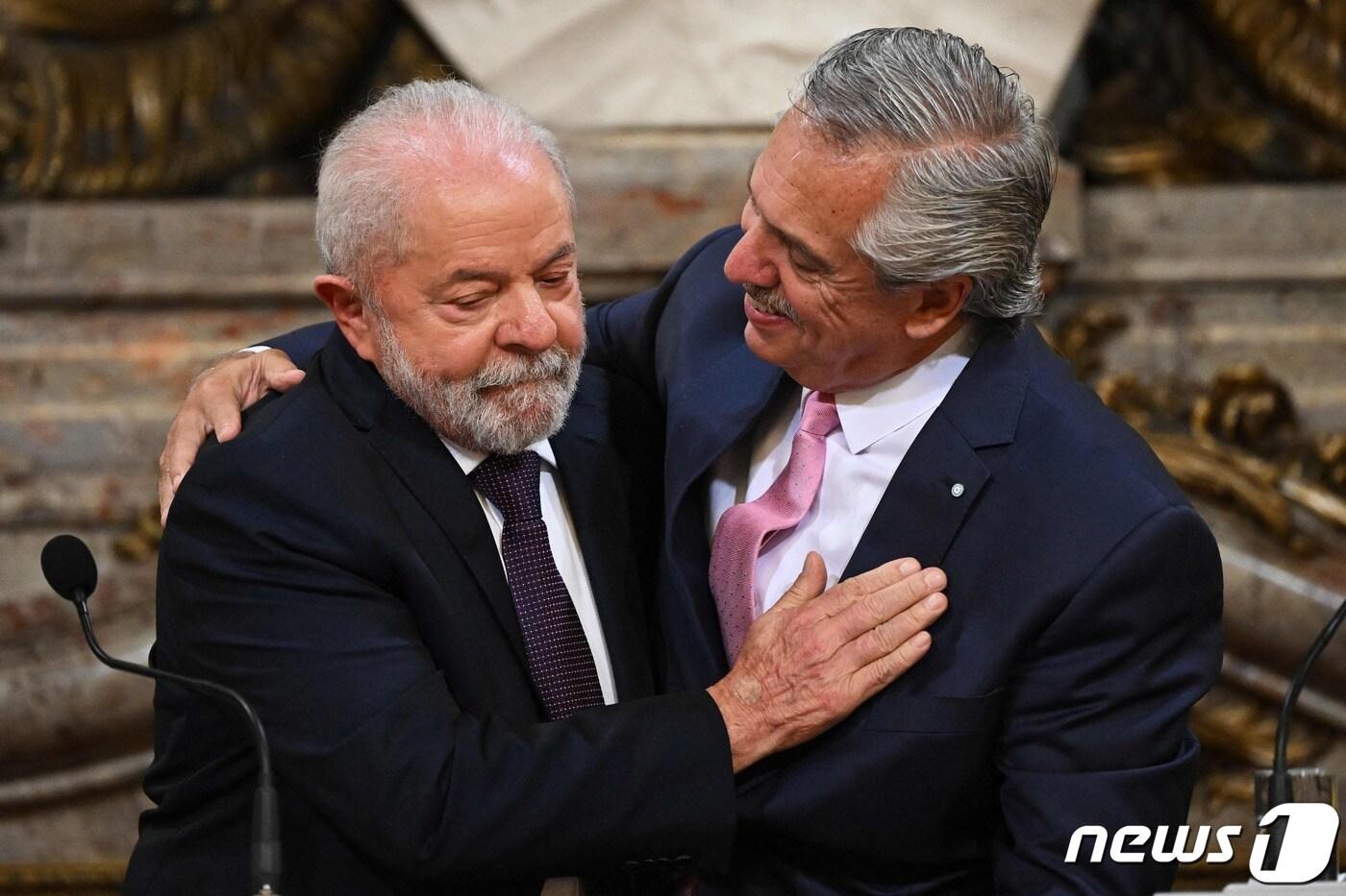 본문 이미지 - 루이스 이나시우 룰라 다 시우바 브라질 대통령이 23일(현지시간) 취임 후 첫 외국 방문국으로 아르헨티나를 찾아 부에노스아이레스의 대통령 궁에서 알베르토 페르난데스 아르헨티나 대통령과 기자회견을 하고 있다. ⓒ AFP=뉴스1 ⓒ News1 우동명 기자