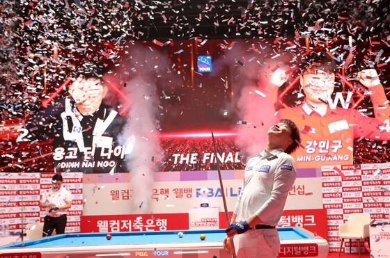본문 이미지 - 24일 경기도 고양시 빛마루방송센터에서 열린 ‘웰컴저축은행 웰뱅 PBA 챔피언십’ 결승 경기에서 강민구(블루원리조트)가 베트남의 응고 딘 나이(SK렌트카)를 맞아 세트스코어 4:2로 우승을 차지하며 환호하고 있다. (PBA투어 제공) 2023.1.25/뉴스1
