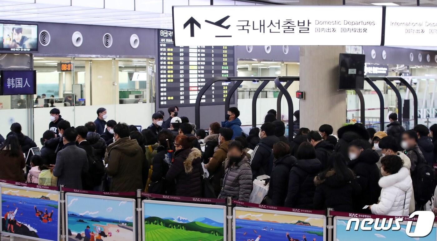 제주국제공항 항공편 운항이 재개된 25일 오전 제주공항 국내선 탑승장이 귀경객과 관광객으로 붐비고 있다. 2023.1.25/뉴스1 ⓒ News1 오현지 기자
