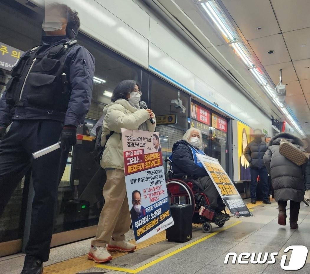본문 이미지 - 박경석 전장연 공동대표와 활동가들이 25일 오전 4호선 혜화역 승강장에서 장애인 권리 예산 반영 촉구를 위한 선전전을 하고 있다. ⓒ News1 유민주 기자