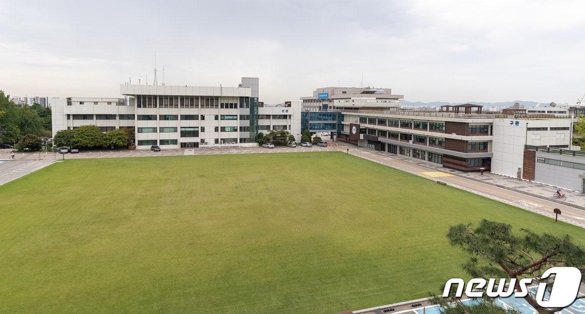 본문 이미지 - 경기도청 구청사 잔디마당 등 총 7곳의 공공시설을 저렴한 비용으로 결혼식장으로 사용할 수 있게 된다. 사진은 도청 구청사 잔디마당.(경기도 제공)/