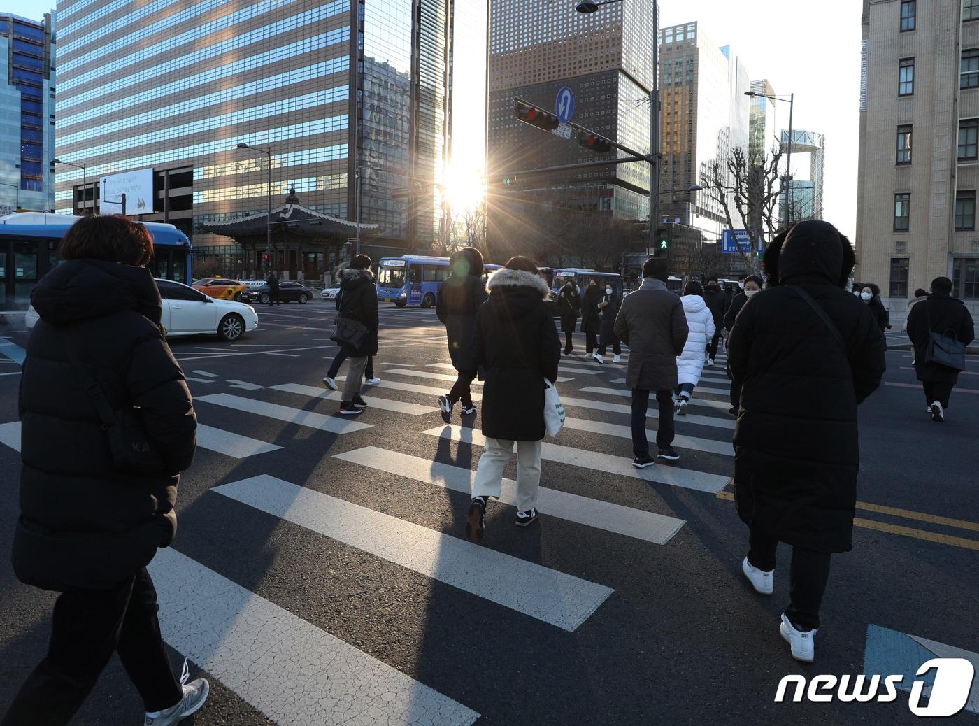 본문 이미지 - 지난 1월 서울 광화문네거리에서 시민들이 출근길 발걸음을 옮기고 있다. 2023.1.25/뉴스1 ⓒ News1 신웅수 기자