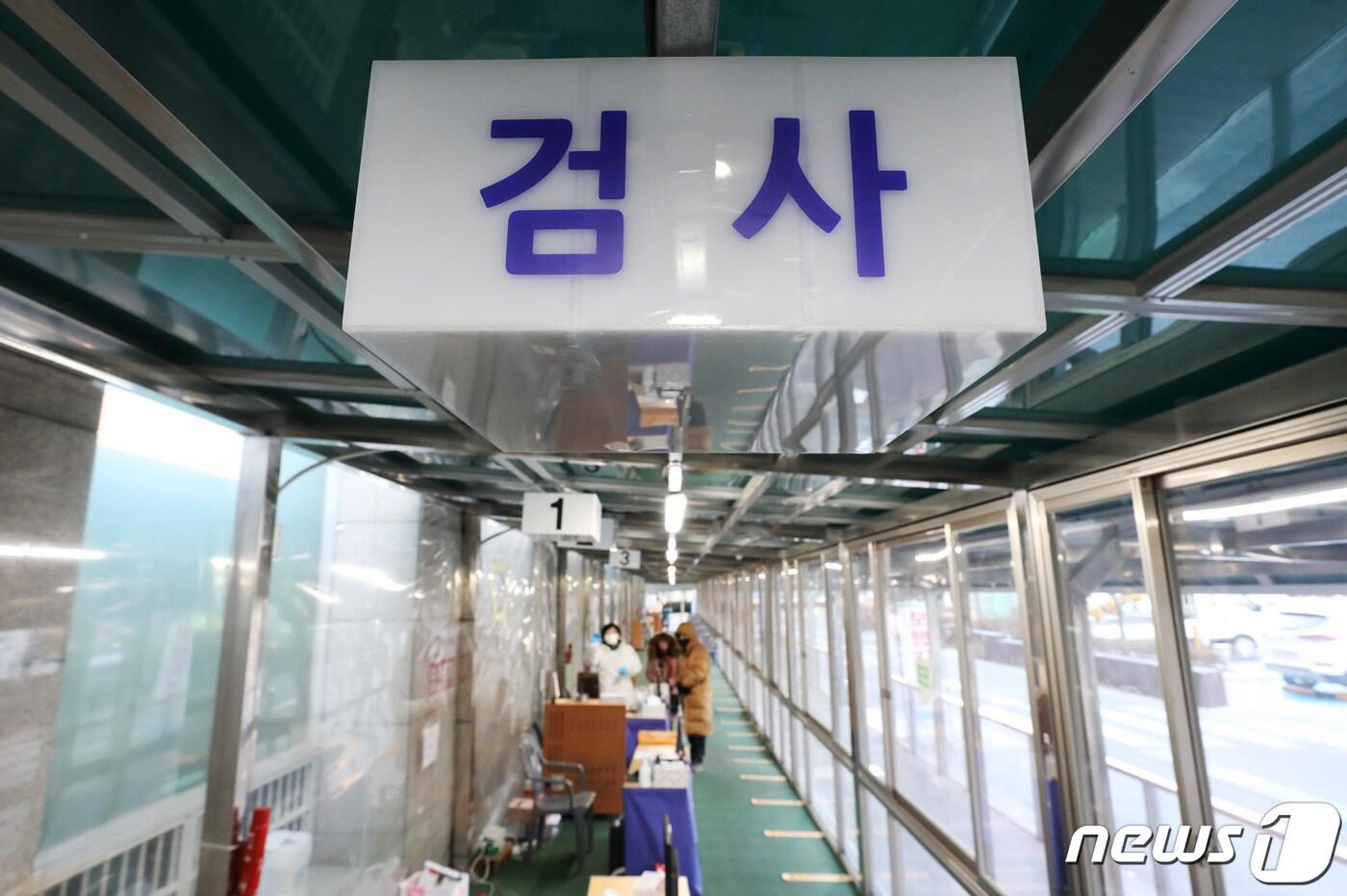 본문 이미지 - 25일 오전 서울 동대문구 보건소 선별진료소를 찾은 시민들이 PCR 검사를 받기 위해 기다리고 있다. 2023.1.25/뉴스1 ⓒ News1 김민지 기자