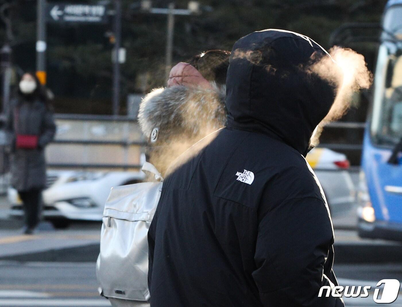 본문 이미지 - 올 겨울 가장 강력한 추위가 찾아온 25일 오전 서울 광화문네거리에서 설 연휴를 마친 시민들이 출근길 발걸음을 옮기고 있다. 이날 서울 최저기온은 영하 17.3도로 기상청 기록에 따르면 1904년부터 지금까지 서울 최저기온이 영하 17도 이하로 내려간 적은 173일에 불과하다. 2023.1.25/뉴스1 ⓒ News1 신웅수 기자