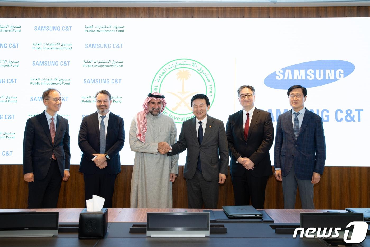 본문 이미지 - 사우디아라비아를 방문 중인 원희룡 국토교통부 장관이 24일(현지시간) KAFD PIF 타워에서 열린 야시르 빈 오스만 알-루마이얀 국부펀드 총재와 면담에서 기념촬영을 하고 있다. (국토교통부 제공) 2023.1.25/뉴스1