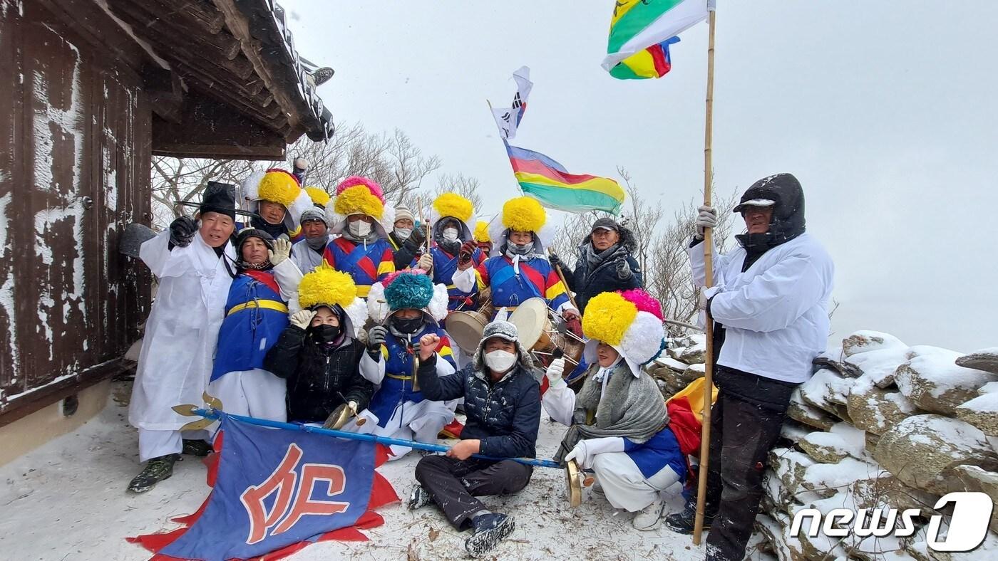 본문 이미지 -  국가무형문화재 ‘2023 위도 띠뱃놀이’ 공개행사가 24일 전북 부안군 위도면 대리마을에서 개최됐다. 주민들이 마을의 수호신을 모신 원당에서 제를 지내며 풍어를 기원하고 있다. (부안군 제공)2023.1.25/뉴스1