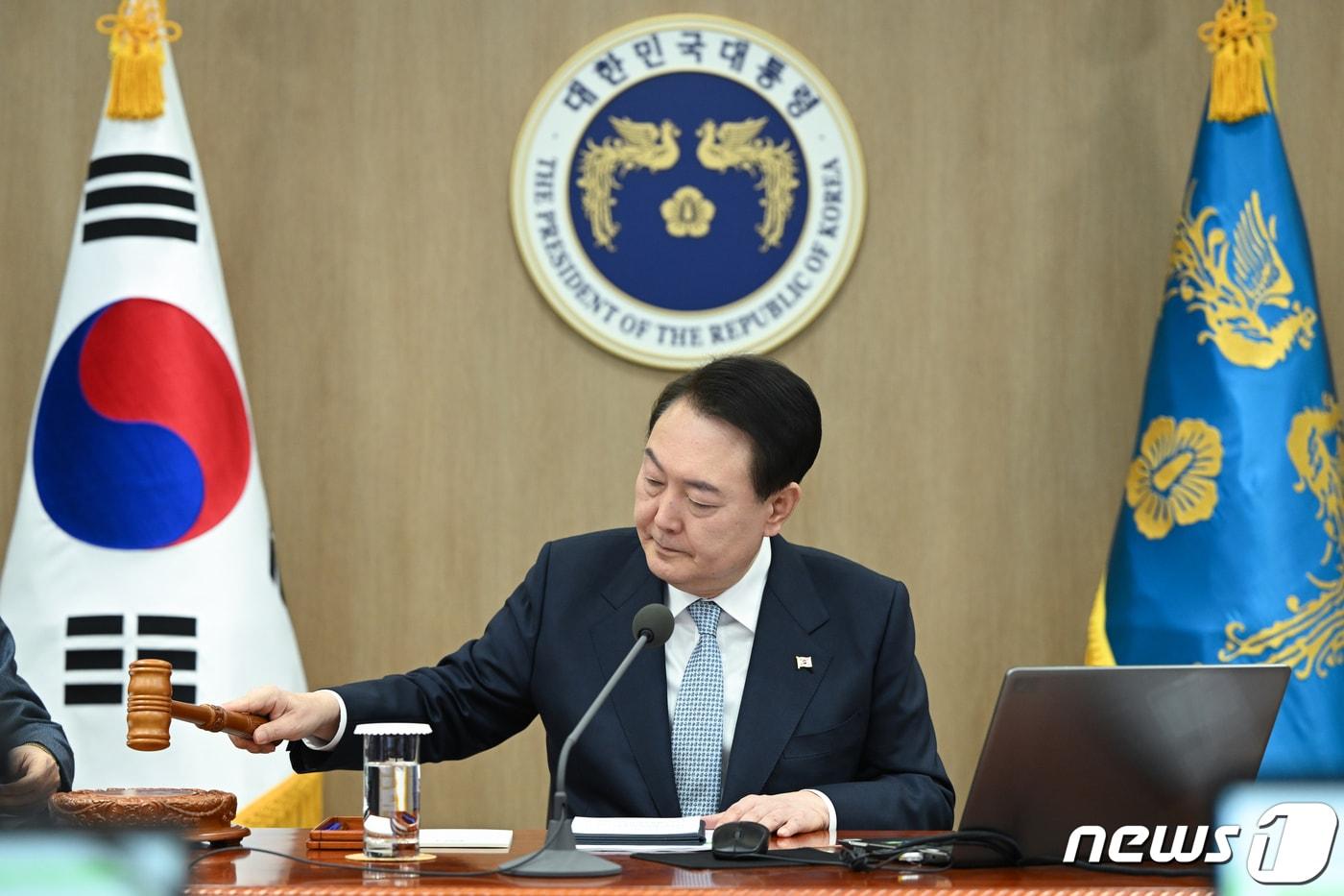 본문 이미지 - 윤석열 대통령이 25일 용산 대통령실 청사에서 열린 국무회의에서 의사봉을 두드리고 있다. (대통령실 제공) 2023.1.25/뉴스1 ⓒ News1 오대일 기자