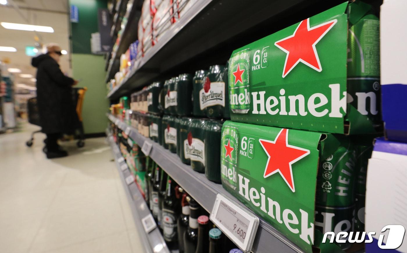 본문 이미지 - 25일 서울의 한 대형마트에 맥주가 진열되어 있다.  2023.1.25 ⓒ 뉴스1 박지혜 기자