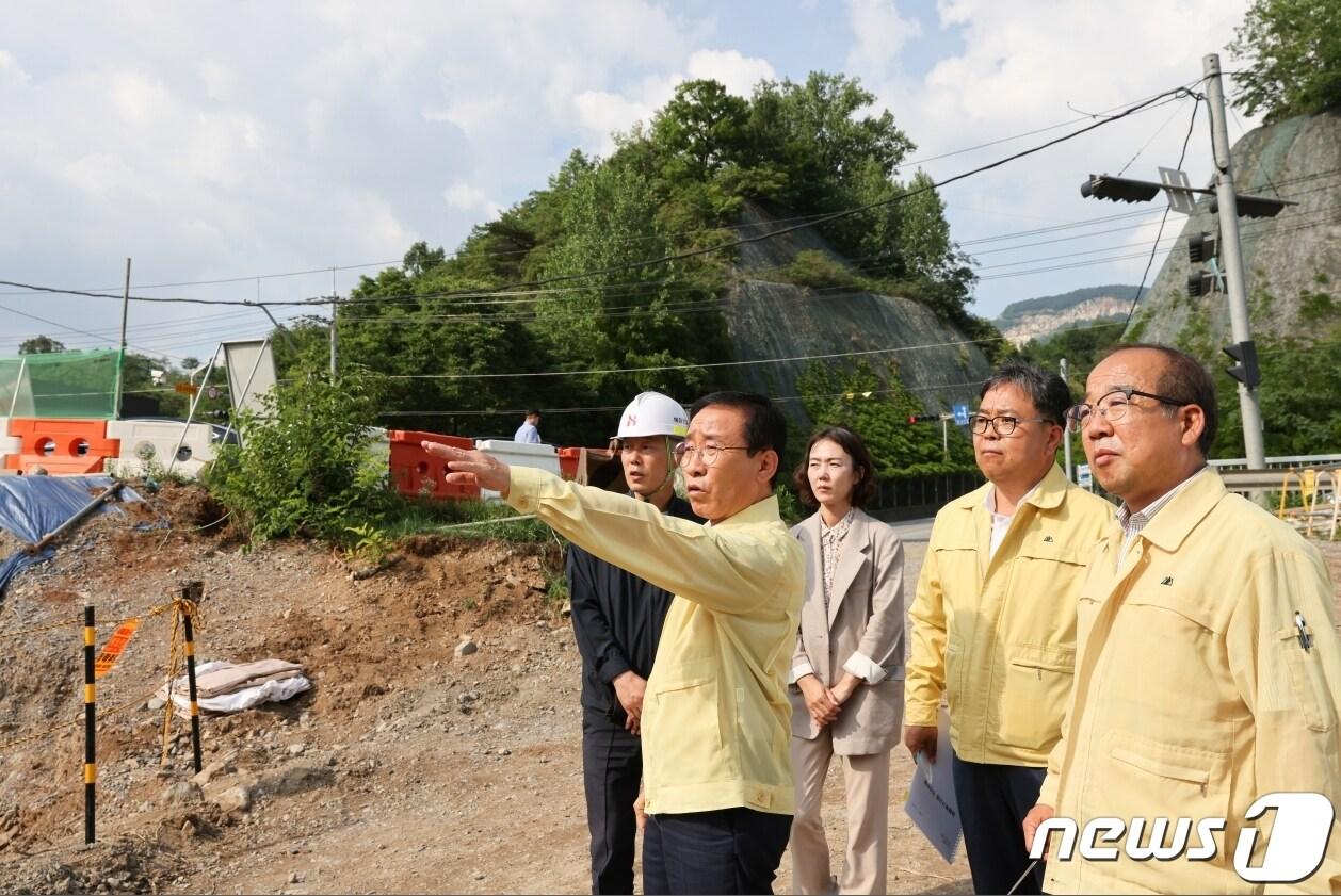 본문 이미지 - 김문근 단양군수가 재해복구사업장을 방문해 현장을 점검하고 있다. 