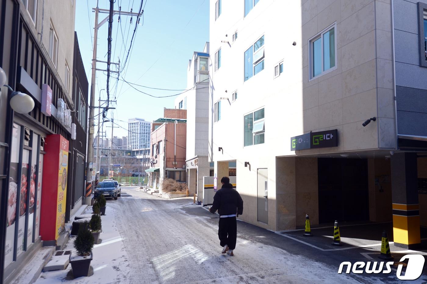 25일 오전 광주 동구 서석동 조선대학교 인근 원룸가 옆으로 한 시민이 걸어가고 있다. 2023.1.25/뉴스1 ⓒ News1 이승현 기자