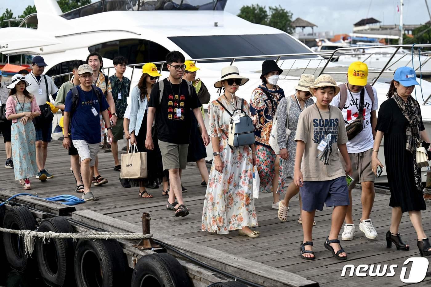 인도네시아 휴양지 발리섬 세랑간에서 중국인 관광객들이 덴파사르행 보트에 줄지어 탑승하고 있다. 2023.1.25. ⓒ AFP=뉴스1 ⓒ News1 김성식 기자