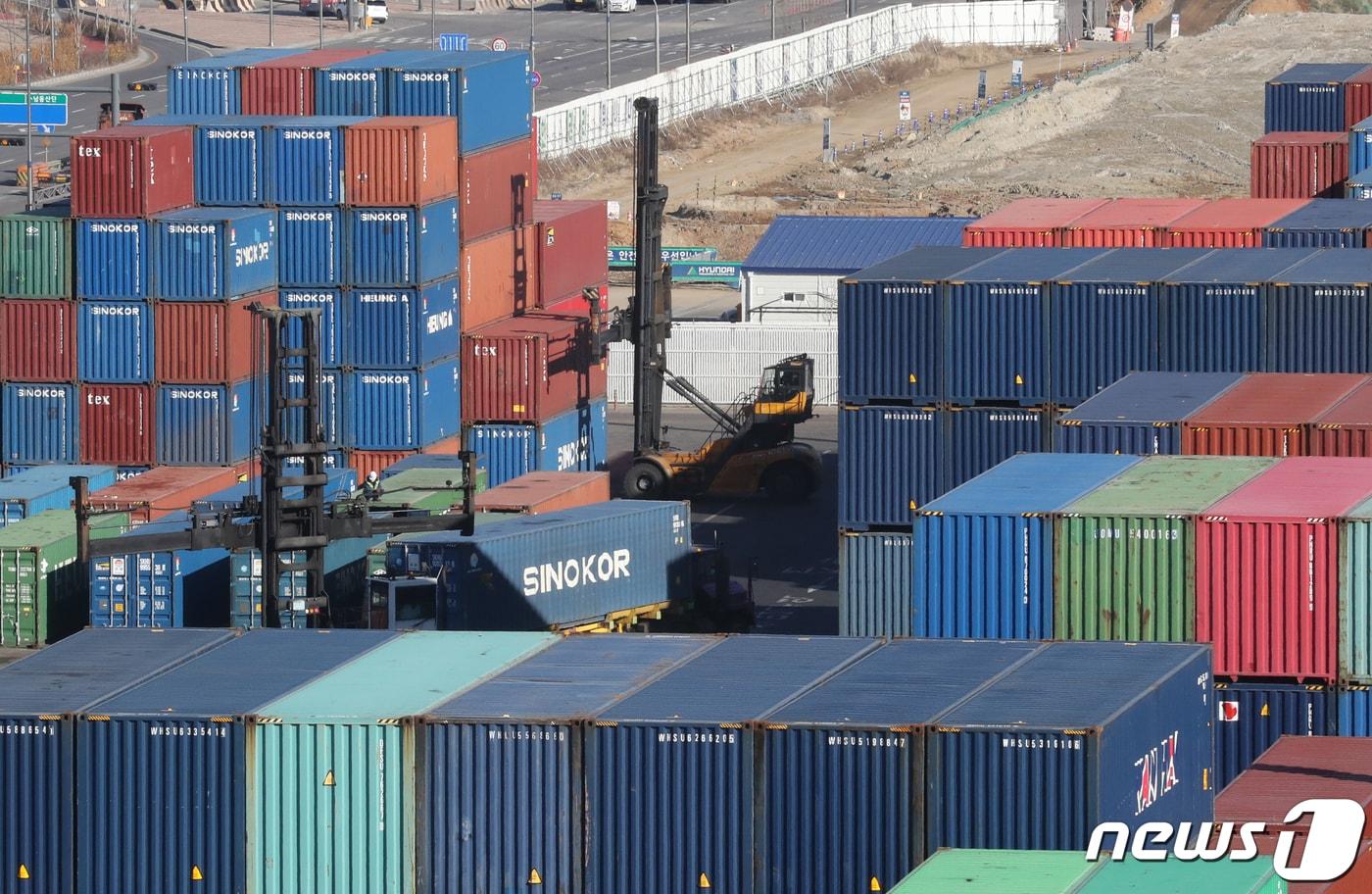 본문 이미지 - 인천 연수구 인천신항 컨테이너 선적 작업 자료사진. 사진은 이해를 돕기 위한 것으로 기사내용과 직접 관련 없음. ⓒ News1 