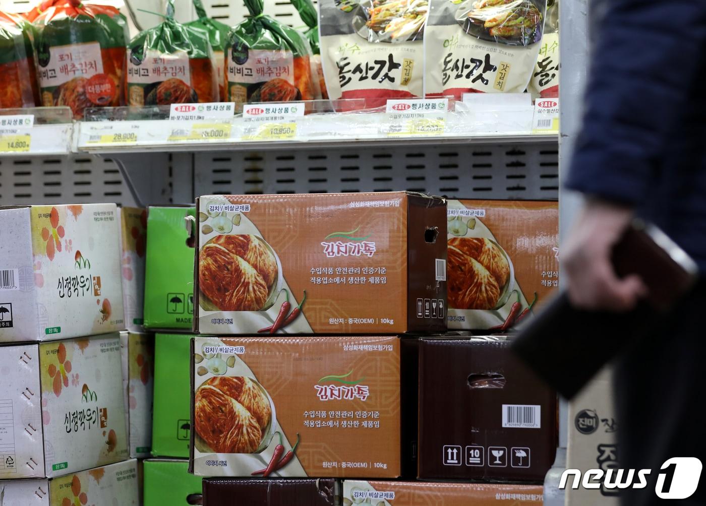 본문 이미지 - 지난해 1월 25일 서울시내 한 식자재 마트에서 국내산 김치와 중국산 김치를 판매하고 있다. (사진은 기사 내용과 무관함)2023.1.25/뉴스1 ⓒ News1 김진환 기자