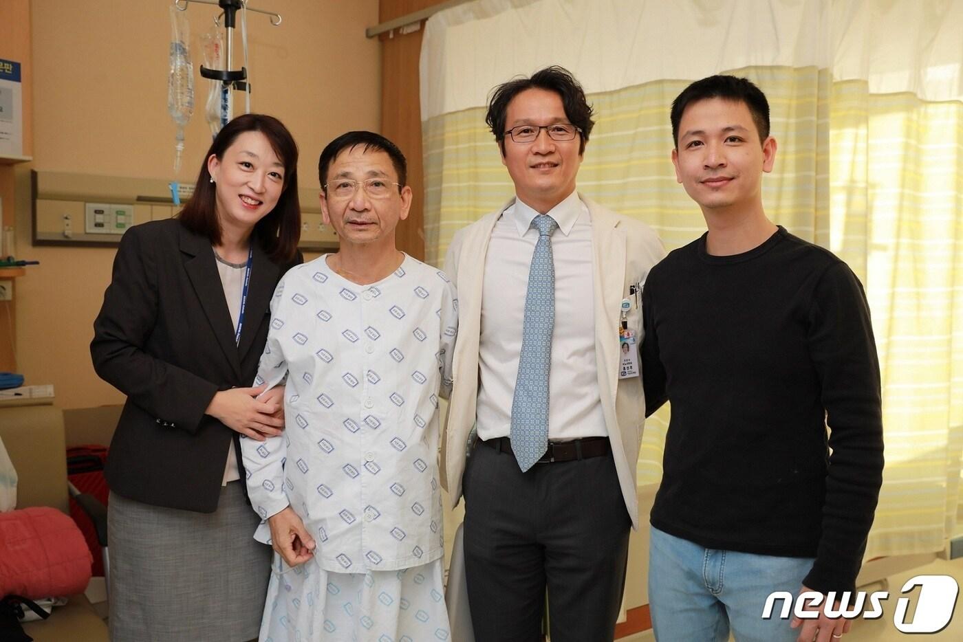 홍성후 서울성모병원 비뇨의학과 교수가 하대정맥혈전 동반 신장암을 앓았던 베트남 환자 레 쟝반(Giang Van Le, 63·남)씨의 퇴원을 앞두고 환자 가족, 국제진료센터 코디네이터와 함께 기념촬영을 했다.(서울성모병원 제공.)