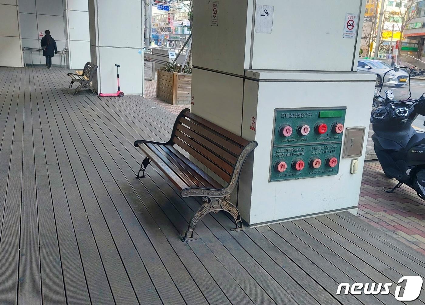 본문 이미지 - 노숙자 A씨의 거점으로 추정되는 부산 남구 경성대 입구 옆 건물 벤치.2023.01.19./Ⓒ뉴스1 박명훈 기자
