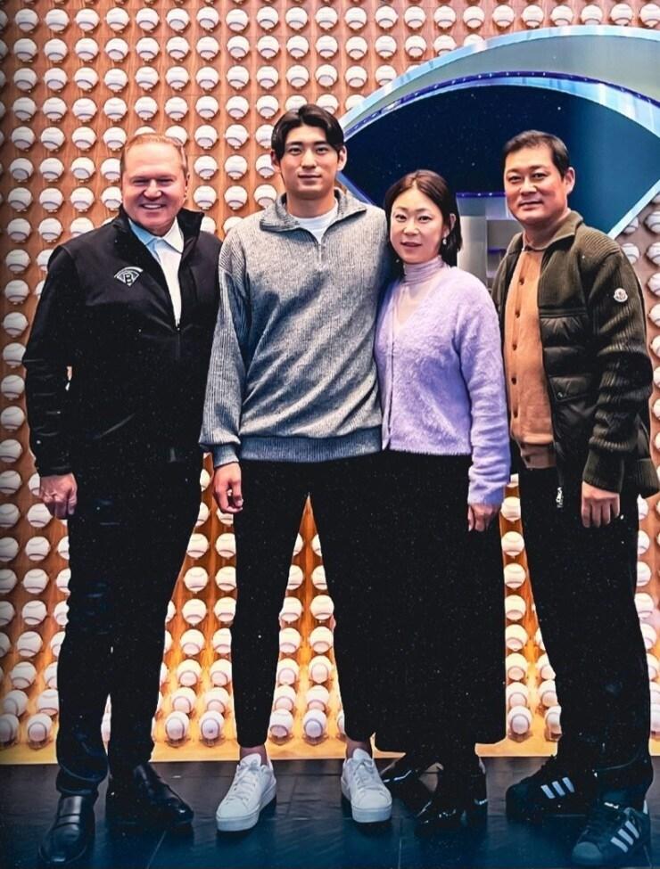 본문 이미지 - 이정후가 보라스 코퍼레이션과 계약한 뒤 기념 촬영을 하고 있다. 왼쪽부터 스캇 보라스 대표, 이정후, 모친 정연희씨, 부친 이종범 LG 트윈스 코치. (보라스 코퍼레이션 SNS 캡처)