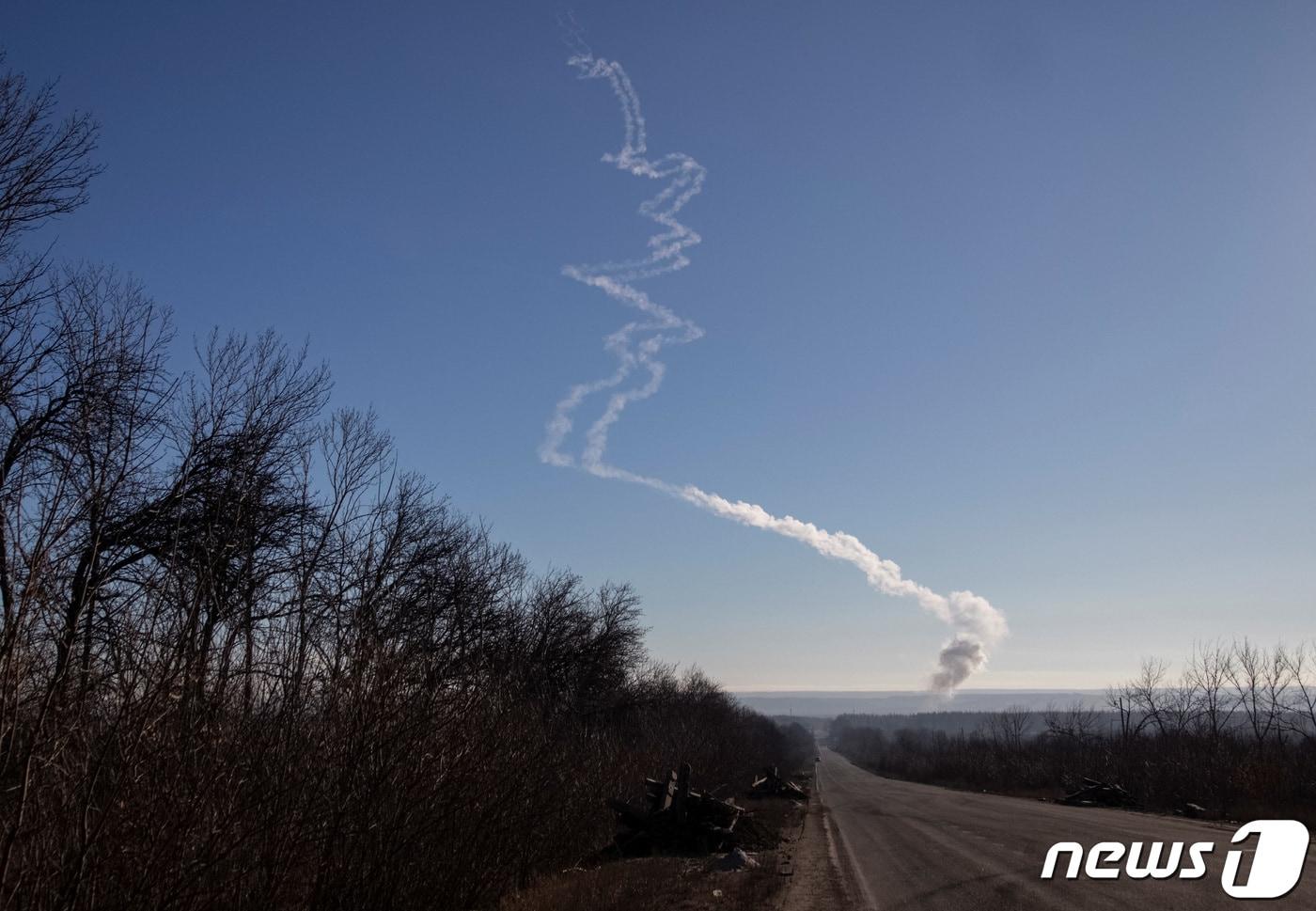 본문 이미지 - 25일(현지시간) 우크라이나 돈바스 지역 하늘에 미사일이 공격 후 하늘에 연기가 흔적처럼 남았다. ⓒ 로이터=뉴스1