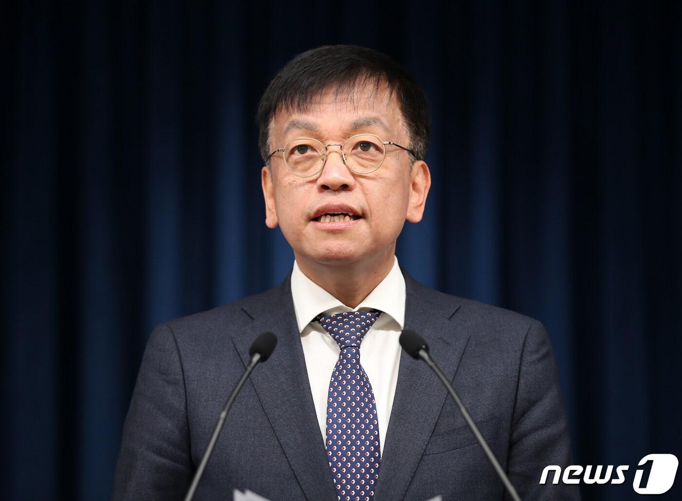 본문 이미지 - 최상목 경제수석이 26일 용산 대통령실 청사 브리핑룸에서 난방비 절감 대책을 설명하고 있다. 2023.1.26/뉴스1 ⓒ News1 오대일 기자