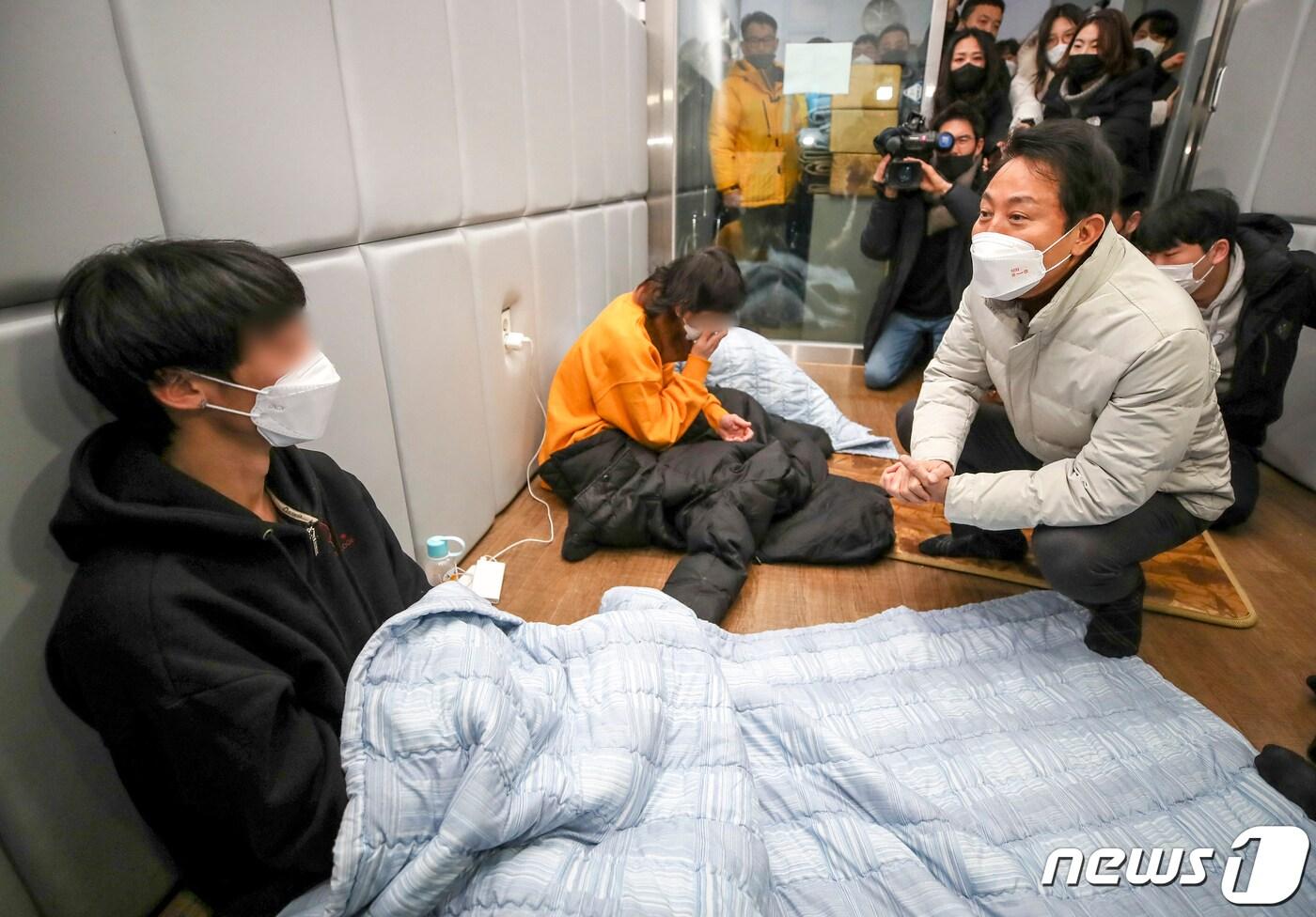 본문 이미지 - 오세훈 서울시장이 26일 오전 서울 중구 서울역희망지원센터를 방문해 취약계층 한파대책 점검을 하고 있다. (공동취재) 2023.1.26/뉴스1 ⓒ News1 김도우 기자