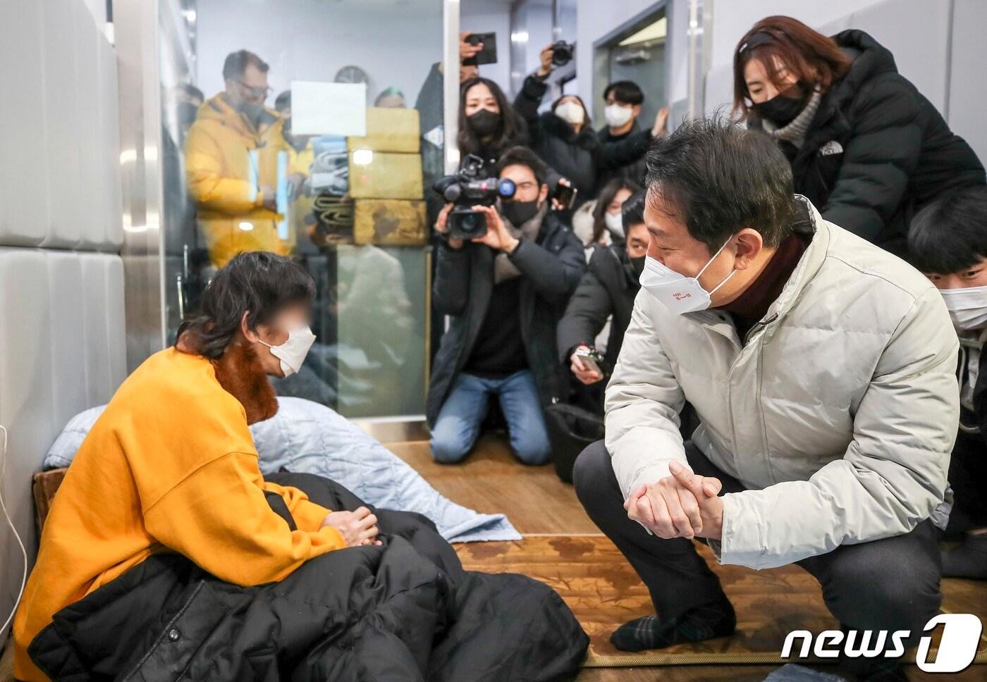 본문 이미지 - 오세훈 서울시장이 26일 오전 서울 중구 서울역희망지원센터를 방문해 취약계층 한파대책 점검을 하고 있다. (공동취재) 2023.1.26/뉴스1 ⓒ News1 김도우 기자