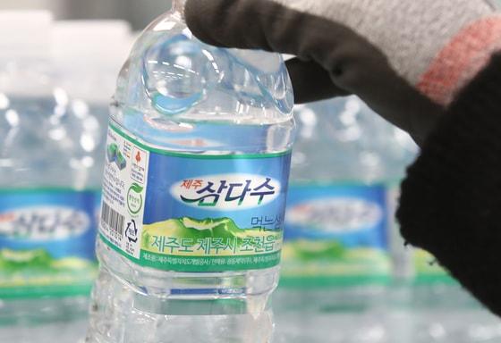 본문 이미지 - 서울의 한 대형마트에 진열된 삼다수 모습. 2023.1.26/뉴스1 ⓒ News1 김민지 기자