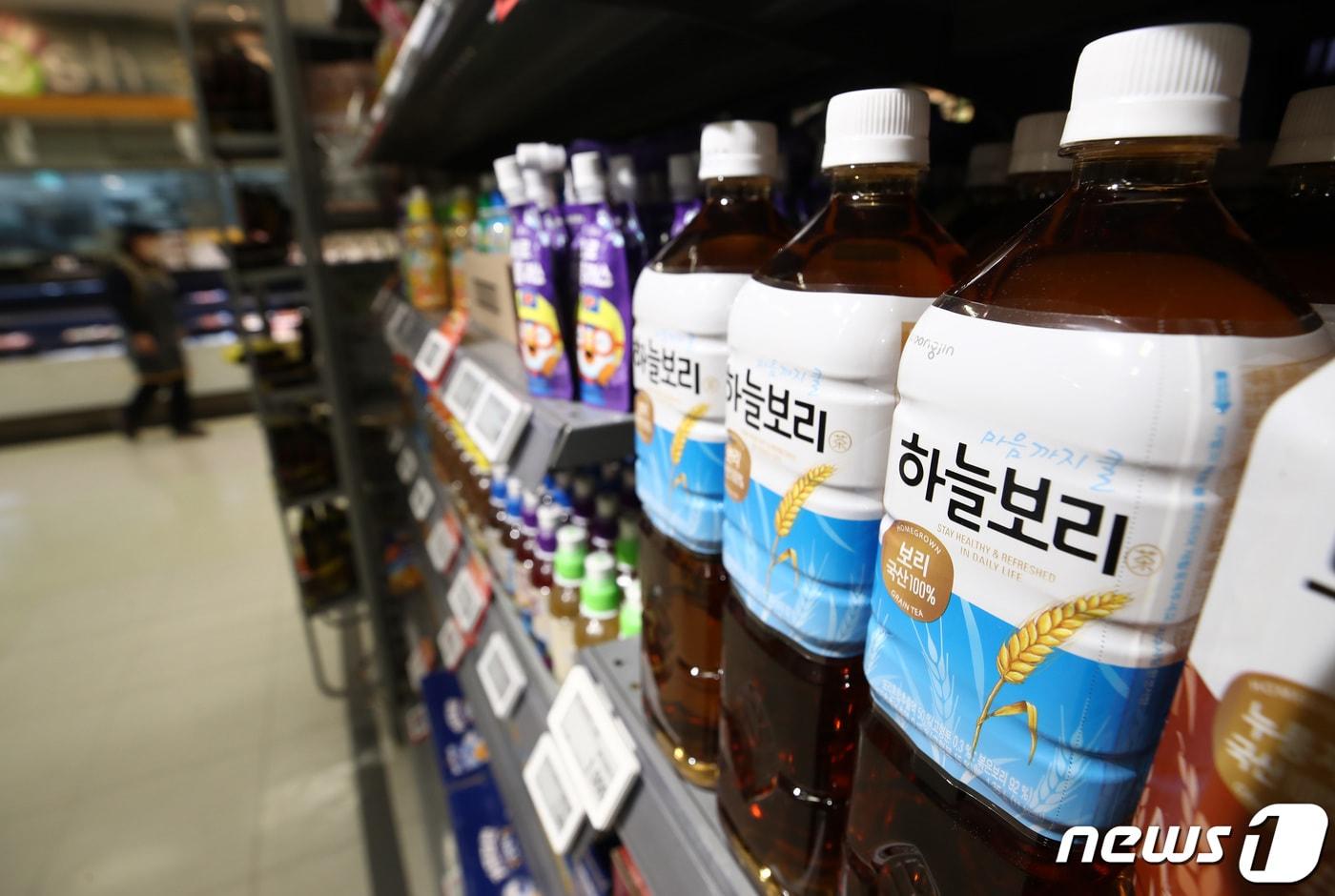 본문 이미지 - 서울의 한 대형마트에 진열된 웅진식품의 하늘보리 음료 모습. 2023.1.26 ⓒ 뉴스1 김민지 기자