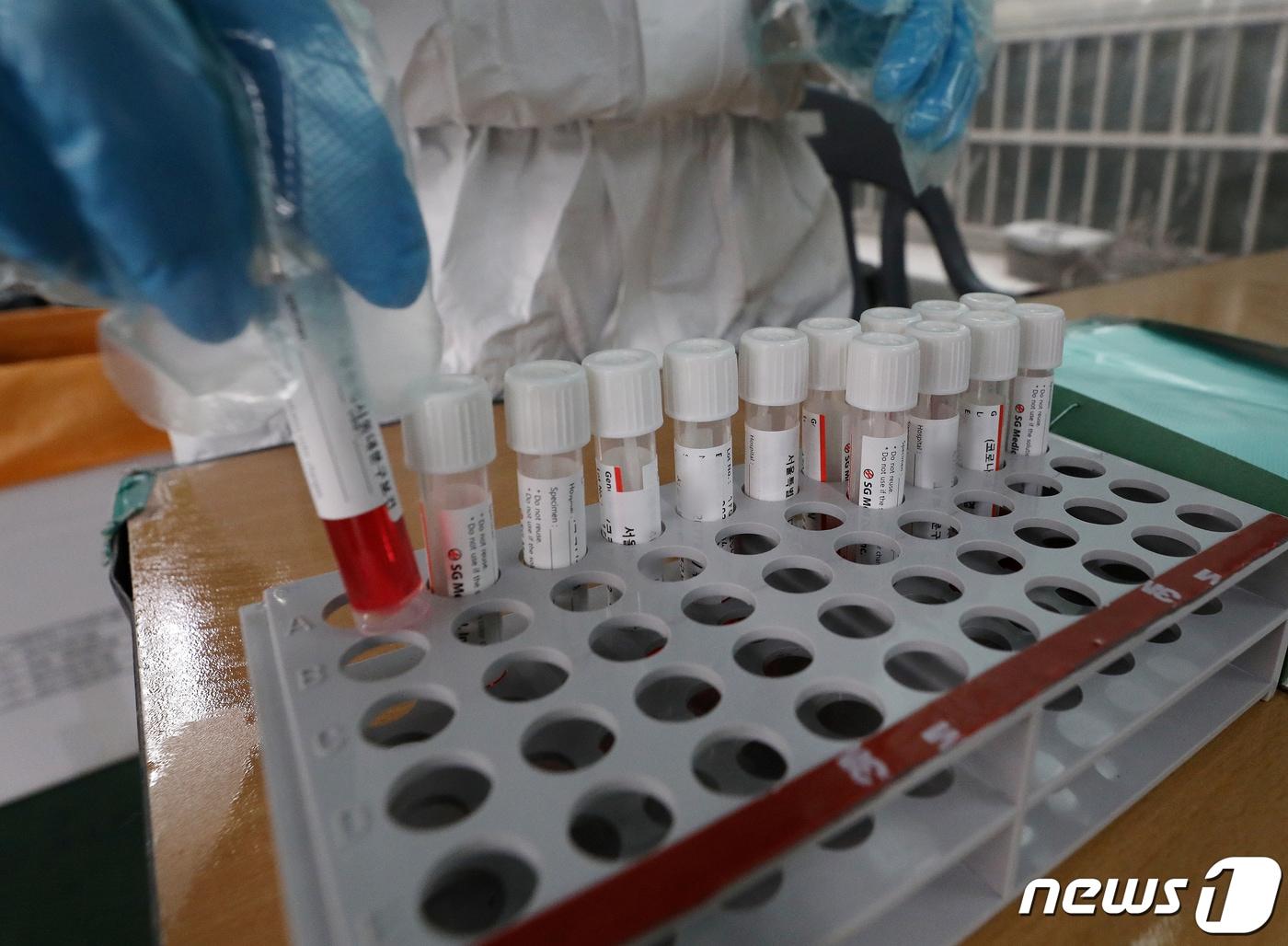 본문 이미지 - 26일 오전 서울 동대문구 보건소 선별진료소에서 의료진이 PCR 검사키트를 정리하고 있다. 2023.1.26/뉴스1 ⓒ News1 김진환 기자