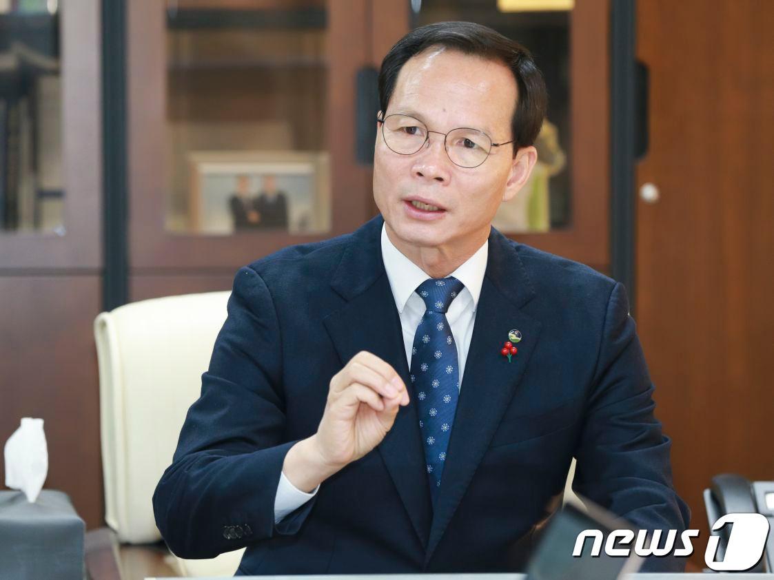 본문 이미지 - 26일 조병옥 충북 음성군수는 기존 5대 신성장산업에 정부 정책과 4차 산업 트렌드를 반영한 4+1 로드맵을 발표했다. 사진은 조 군수.(음성군 제공)2023.1.26/뉴스1