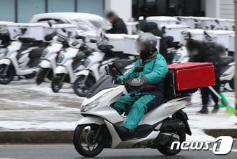 본문 이미지 - 서울 시내에서 배달기사가 물품을 배달하고 있다. ⓒ News1 구윤성 기자