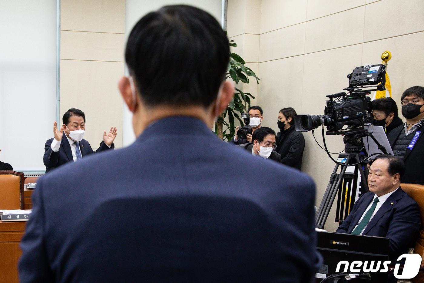 본문 이미지 - 김병주 국회 국방위원회 더불어민주당 간사(왼쪽)가 26일 서울 여의도 국회에서 열린 제402회 국회(임시회) 국방위원회 제1차 전체회의에서 회의가 정회되자 한기호 위원장에게 항의하며 회의장을 나서고 있다. 2023.1.26/뉴스1 ⓒ News1 유승관 기자