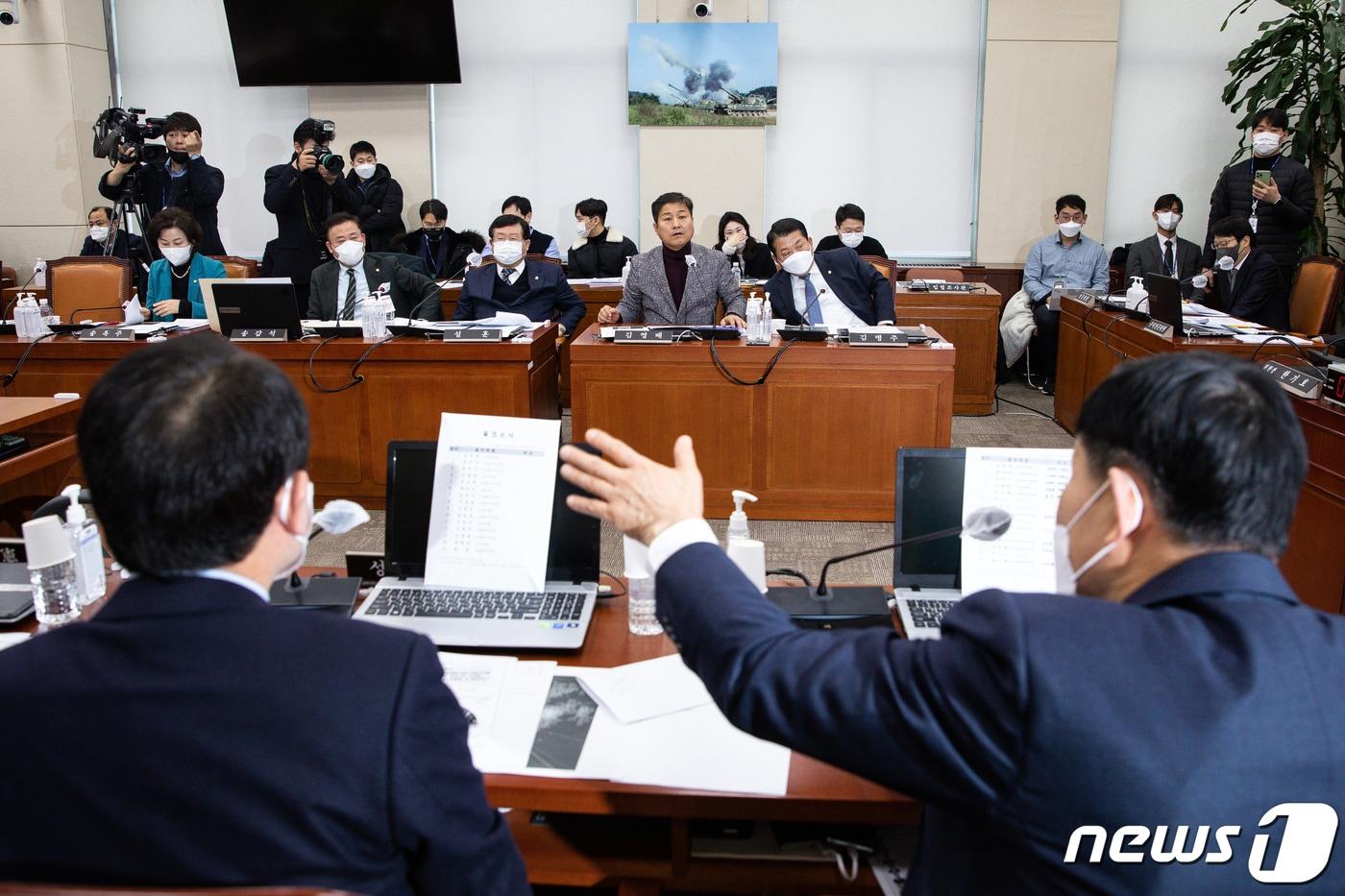 본문 이미지 - 26일 서울 여의도 국회에서 열린 제402회 국회(임시회) 국방위원회 제1차 전체회의에서 여야 의원들이 의사진행 발언 중 언쟁을 벌이고 있다. 2023.1.26/뉴스1 ⓒ News1 유승관 기자