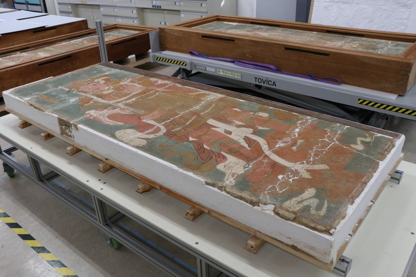 본문 이미지 - 벽화 외곽 보호틀이 해체된 부석사 조사당 벽화 현황. (국립문화재연구원 제공)