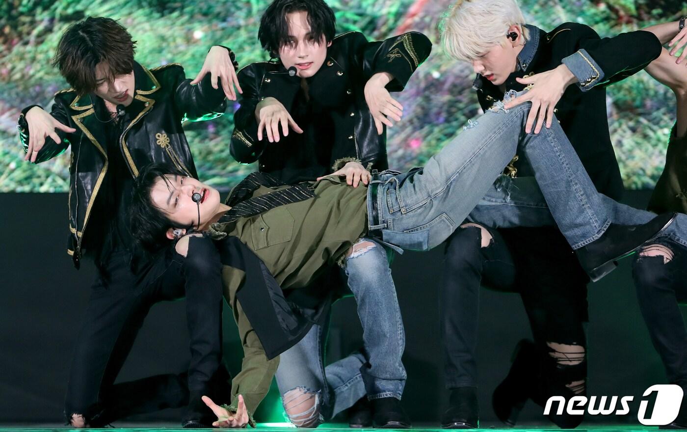 투모로우바이투게더(TXT) 범규(왼쪽부터)와 연준, 휴닝카이, 수빈이 26일 오후 서울 강남구 코엑스 오디토리움에서 가진 미니 5집 '이름의 장 : 템테이션(TEMPTATION)' 쇼케이스에서 타이틀곡 ‘Sugar Rush Ride’를 선보이고 있다. 2023.1.26/뉴스1 ⓒ News1 권현진 기자