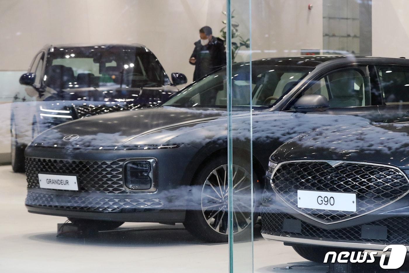 26일 서울 시내 한 현대자동차 영업점에서 시민들이 차량을 살펴보고 있다. 2023.1.26/뉴스1 ⓒ News1 민경석 기자
