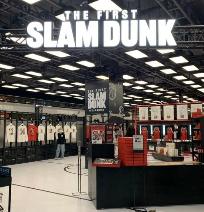 본문 이미지 - 서울 여의도 '더현대 서울'에 설치된 슬램덩크 팝업스토어의 모습. (온라인 커뮤니티 갈무리)