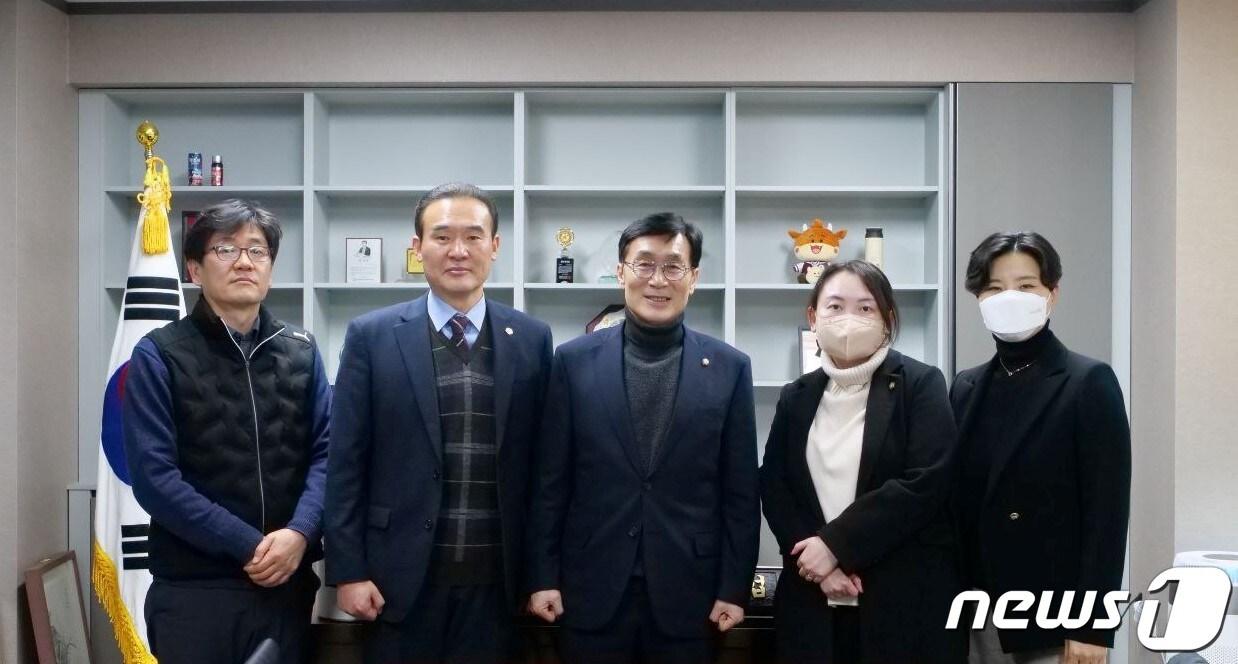 본문 이미지 -  이장섭(가운데) 의원이 청주가정법원 설치를 위한 간담회를 했다. / 뉴스1
