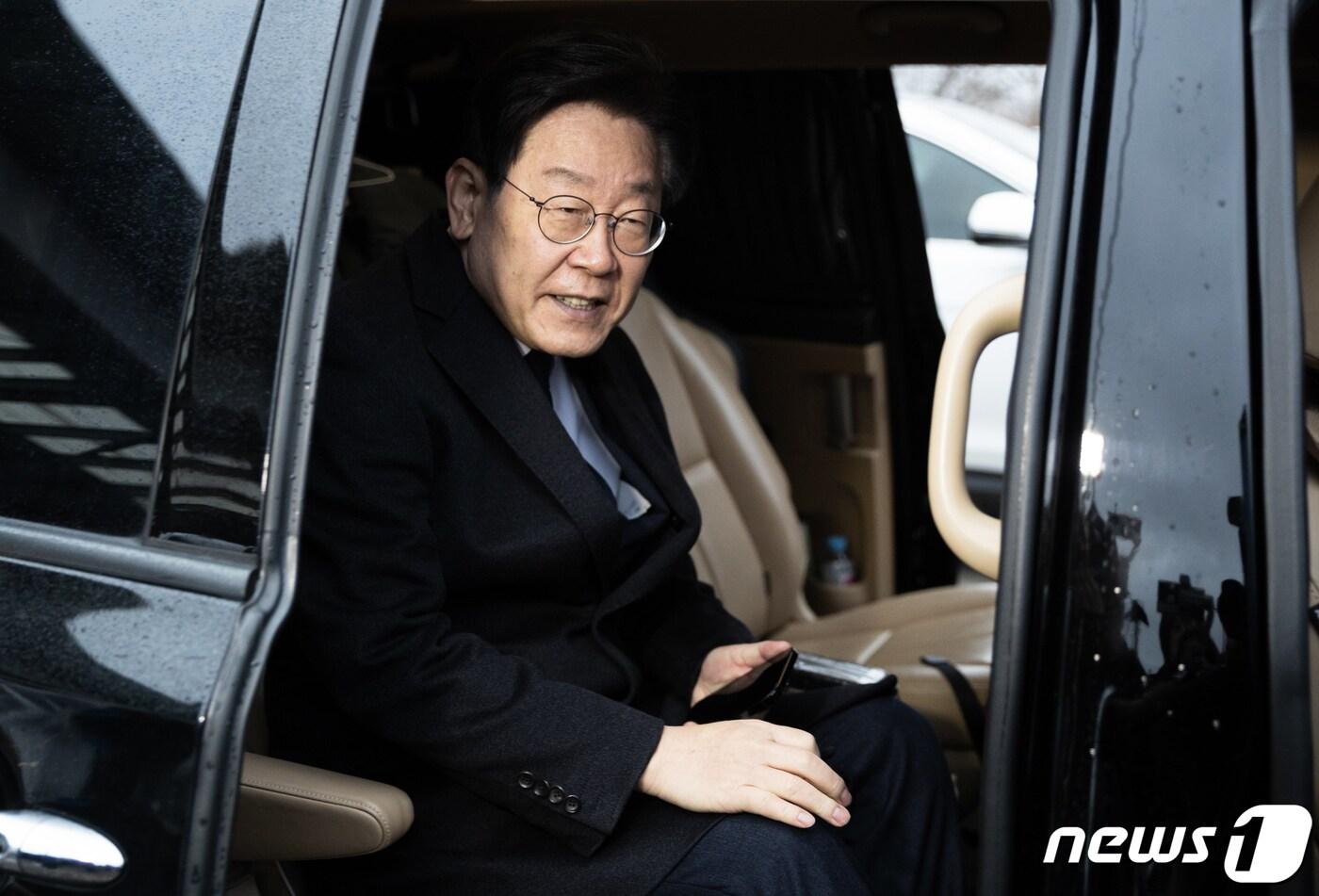 이재명 더불어민주당 대표가 26일 오후 전북 정읍시 정우면 가축시장에서 간담회장으로 이동하기 위해 차량에 탑승해 있다. 2023.1.26/뉴스1 ⓒ News1 이재명 기자