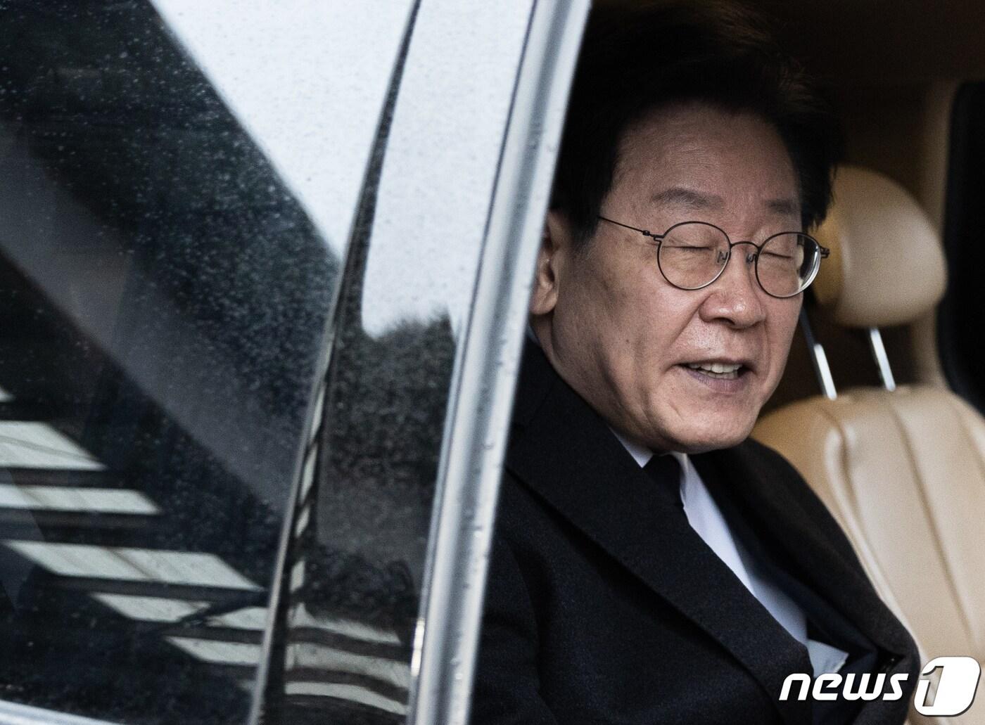 본문 이미지 - 이재명 더불어민주당 대표가 26일 오후 전북 정읍시 정우면 가축시장에서 간담회장으로 이동하기 위해 차량에 탑승해 있다. 2023.1.26/뉴스1 ⓒ News1 이재명 기자