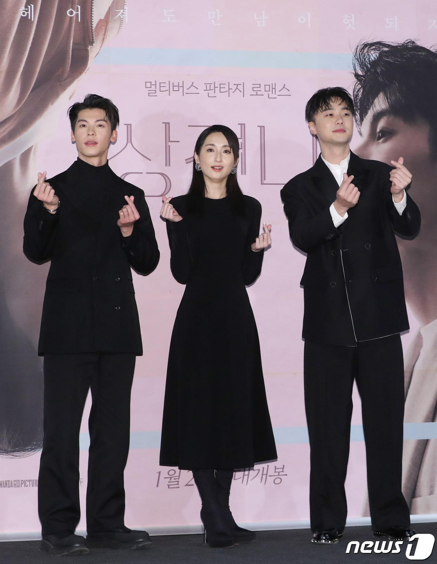 본문 이미지 - 배우 허광한(왼쪽부터)과 가가연, 시백우가 26일 서울 용산구 CGV 용산아이파크몰에서 열린 영화 '상견니(想見你)' 내한 기자간담회에서 포즈를 취하고 있다. '상견니'는 2009년 우연히 만난 두 사람이 묘하게 가슴 설레는 기시감을 느끼면서 시작되는 멀티버스 판타지 로맨스 영화다. 2023.1.26/뉴스1 ⓒ News1 권현진 기자