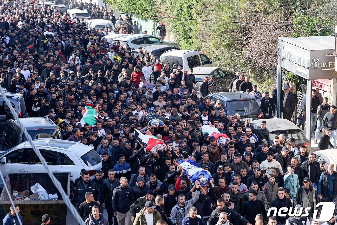 26일(현지시간) 이스라엘군이 요르단강 서안지구 점령지의 제닌 난민촌을 급습하면서 팔레스타인인 9명이 숨지고, 최소 20명이 다쳤다. 팔레스타인인들이 희생자 9명 중 4명의 시신을 운구하고 있다. 23.01.26 ⓒ AFP=뉴스1 ⓒ News1 김예슬 기자